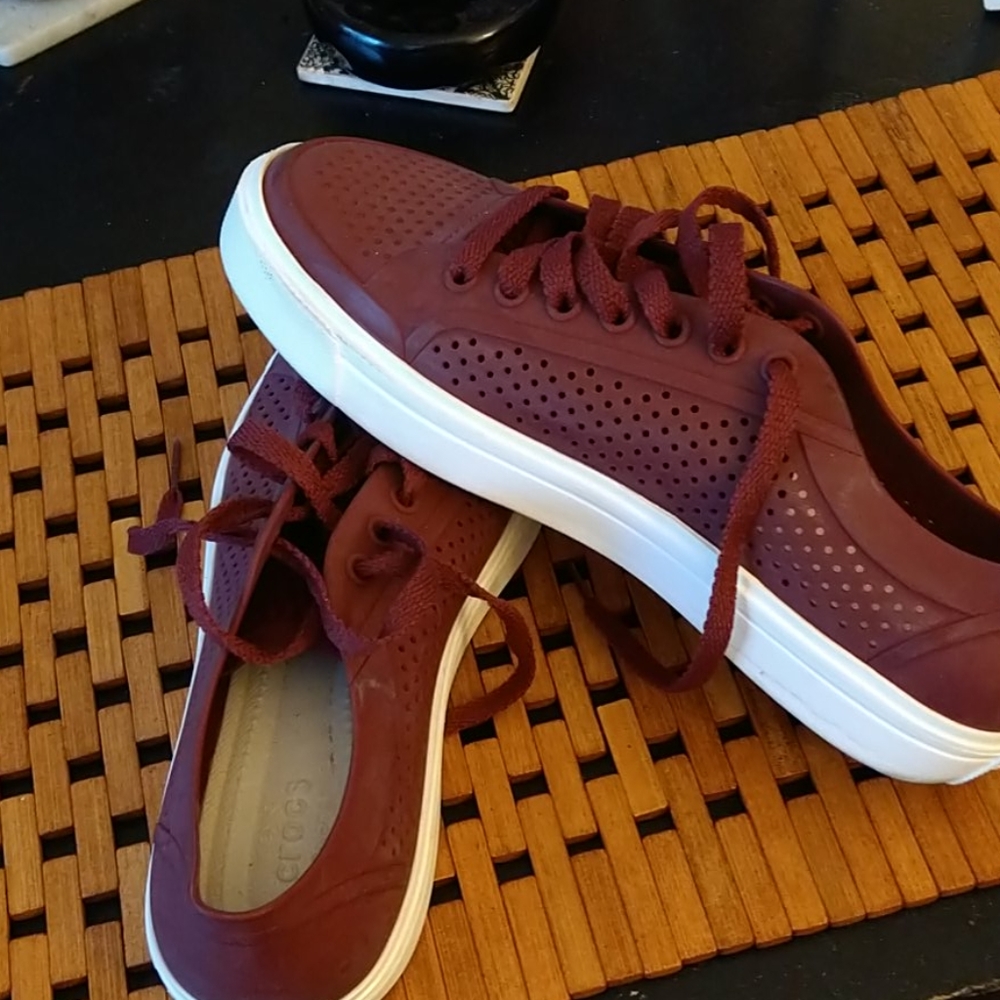 Mens maroon crocs